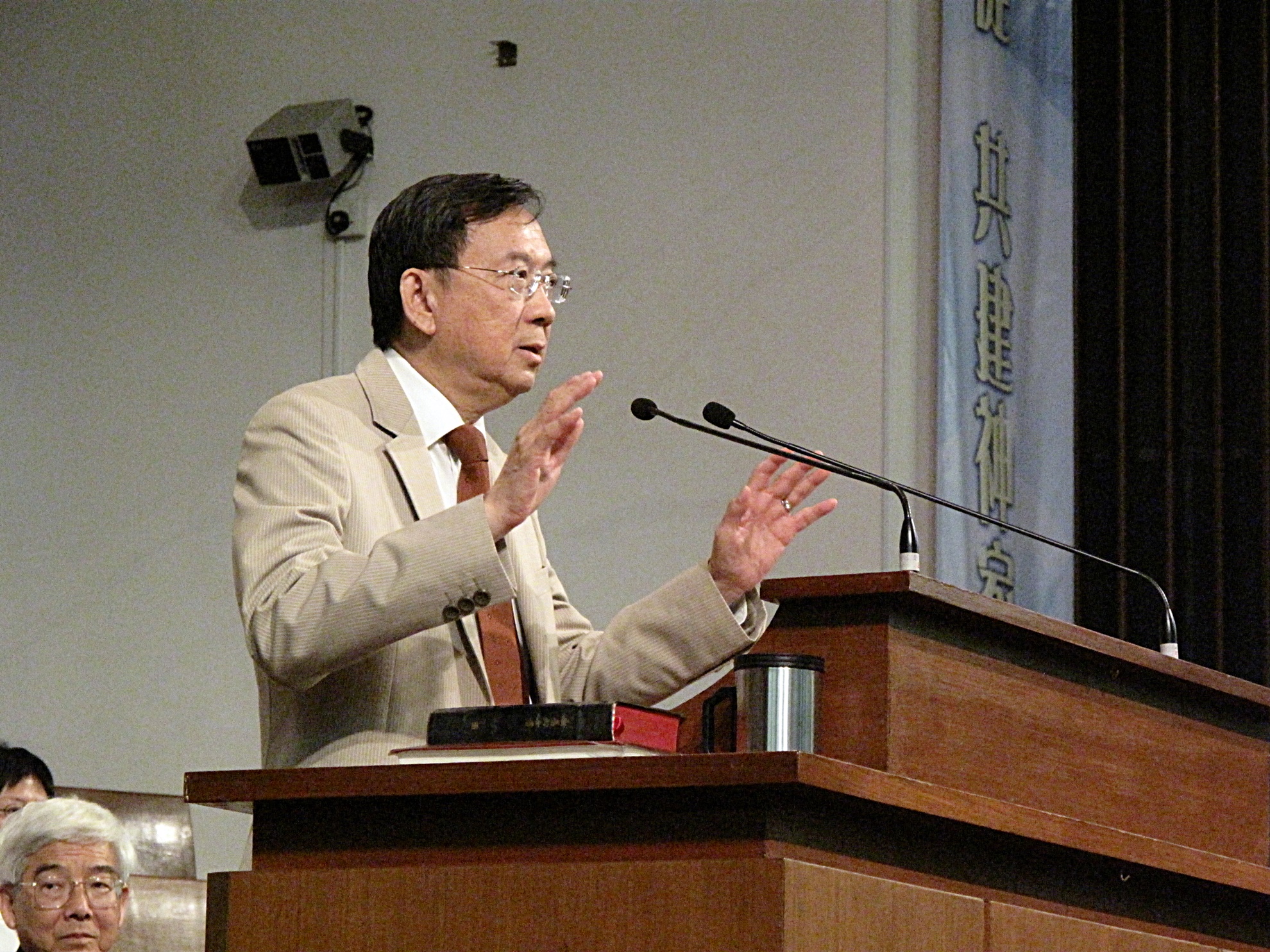 2010年張慕皚牧師任培靈會主席